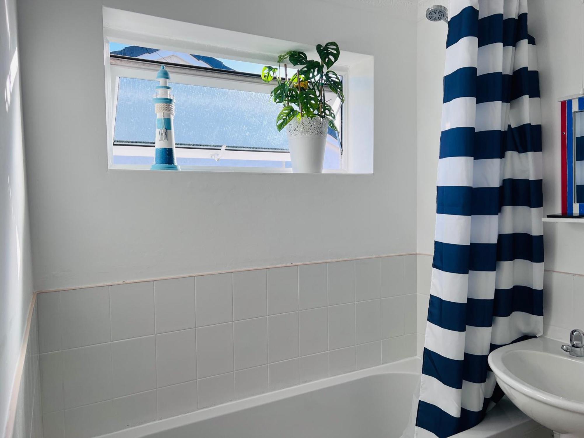 'blue Sky' 2 Bedroom Enclosed Garden Parking Wifi