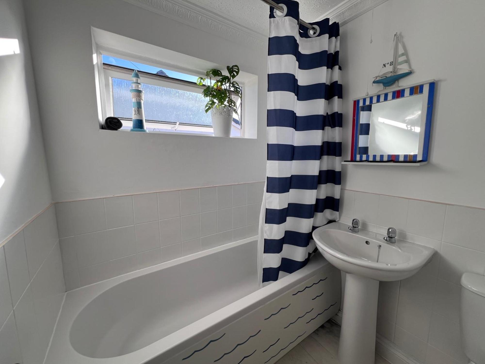 'blue Sky' 2 Bedroom Enclosed Garden Parking Wifi