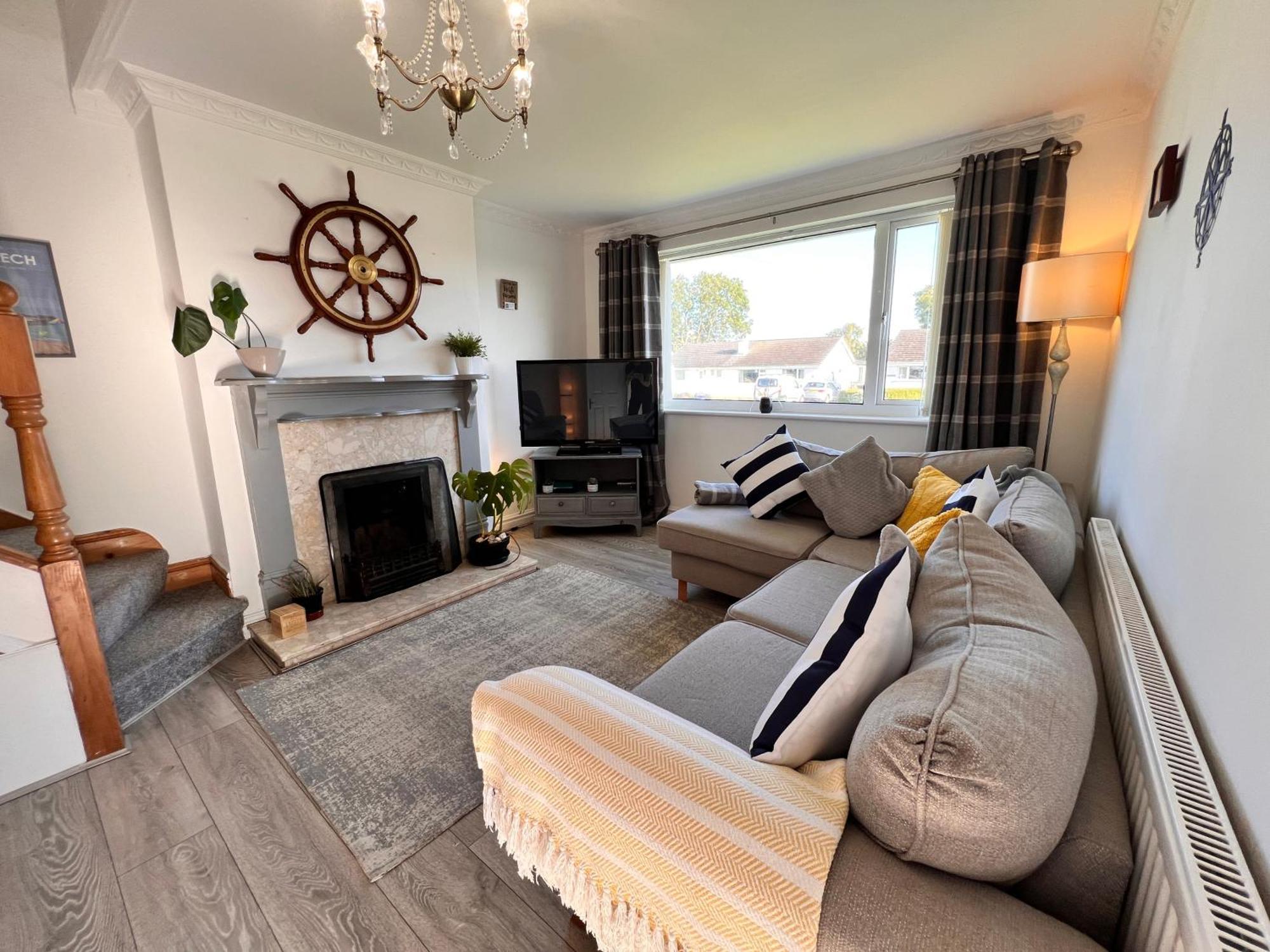 'blue Sky' 2 Bedroom Enclosed Garden Parking Wifi Holiday home