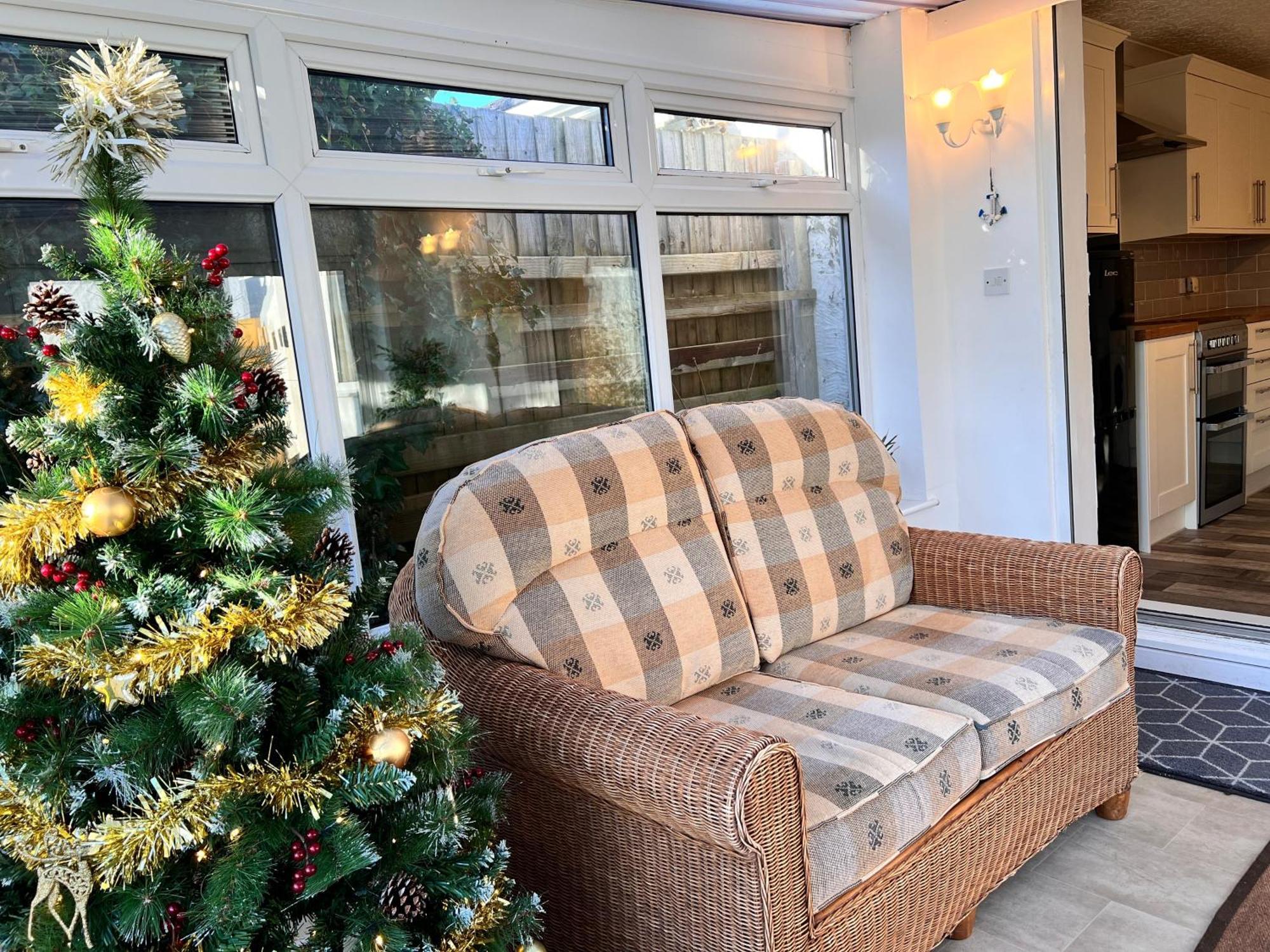 'blue Sky' 2 Bedroom Enclosed Garden Parking Wifi