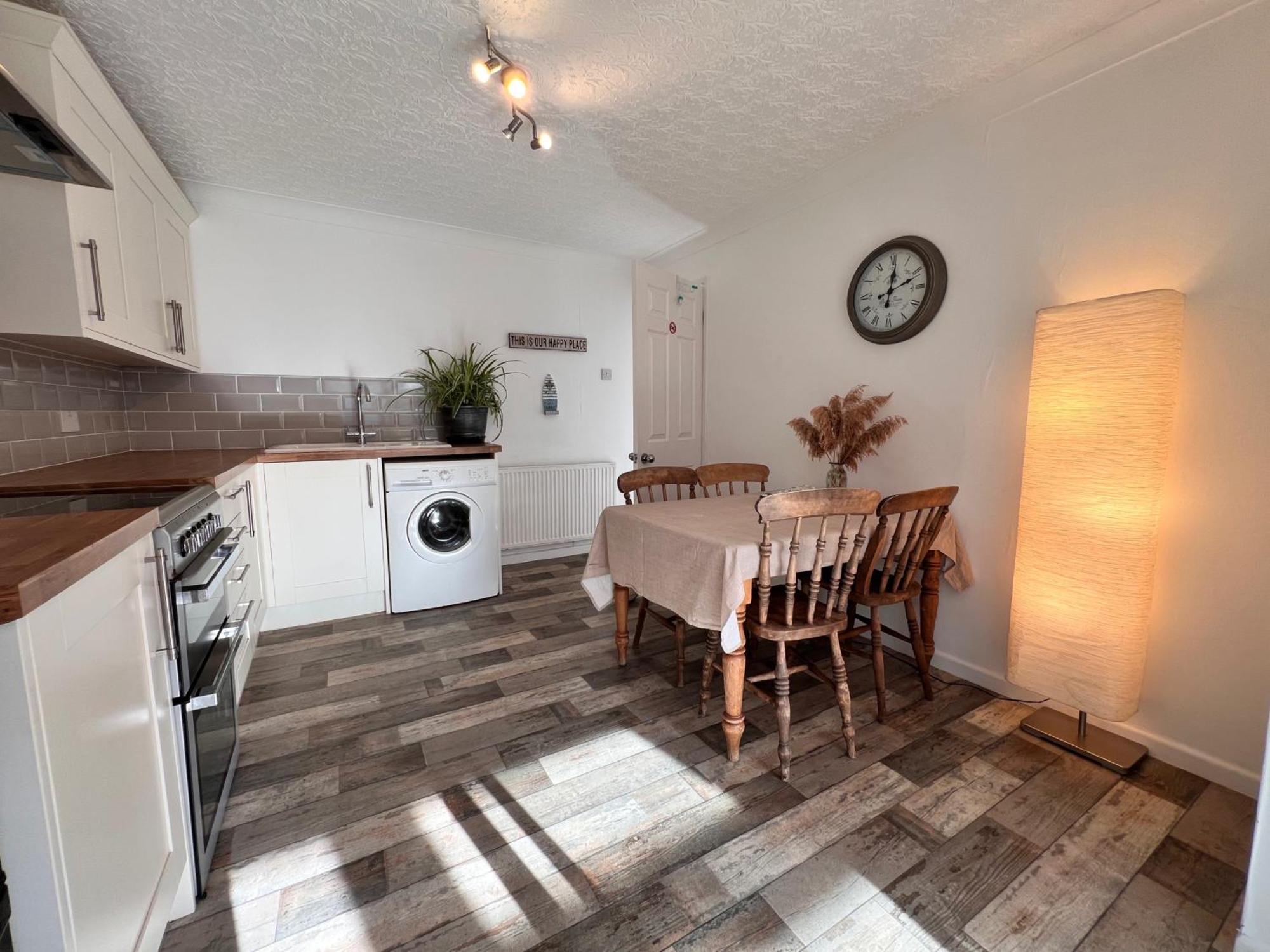 'blue Sky' 2 Bedroom Enclosed Garden Parking Wifi Holiday home