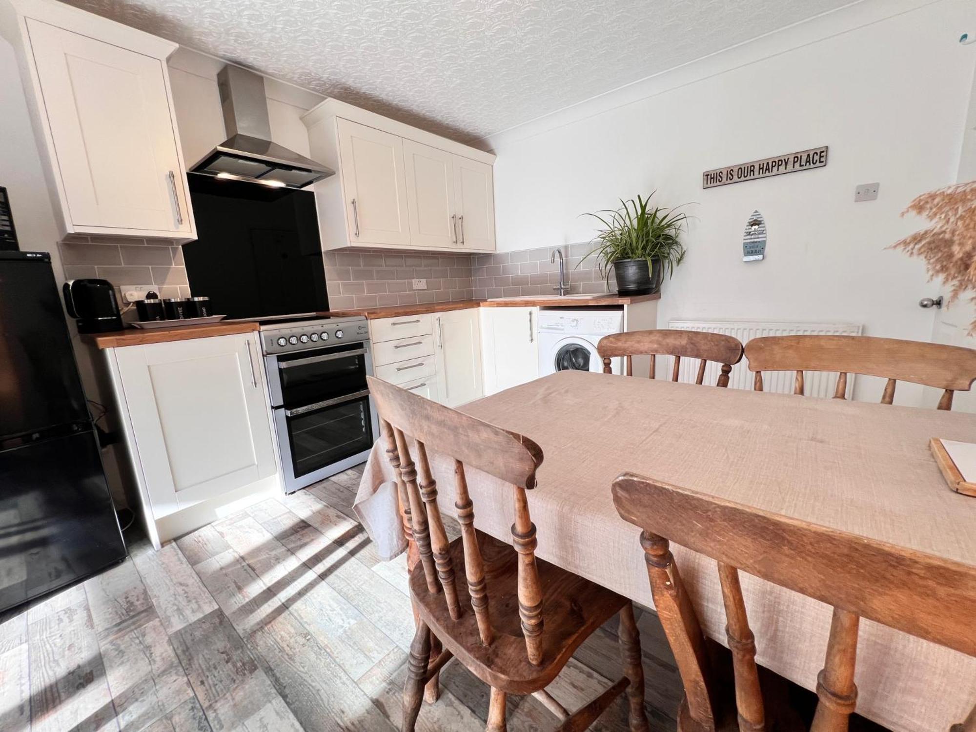 'blue Sky' 2 Bedroom Enclosed Garden Parking Wifi Holiday home *