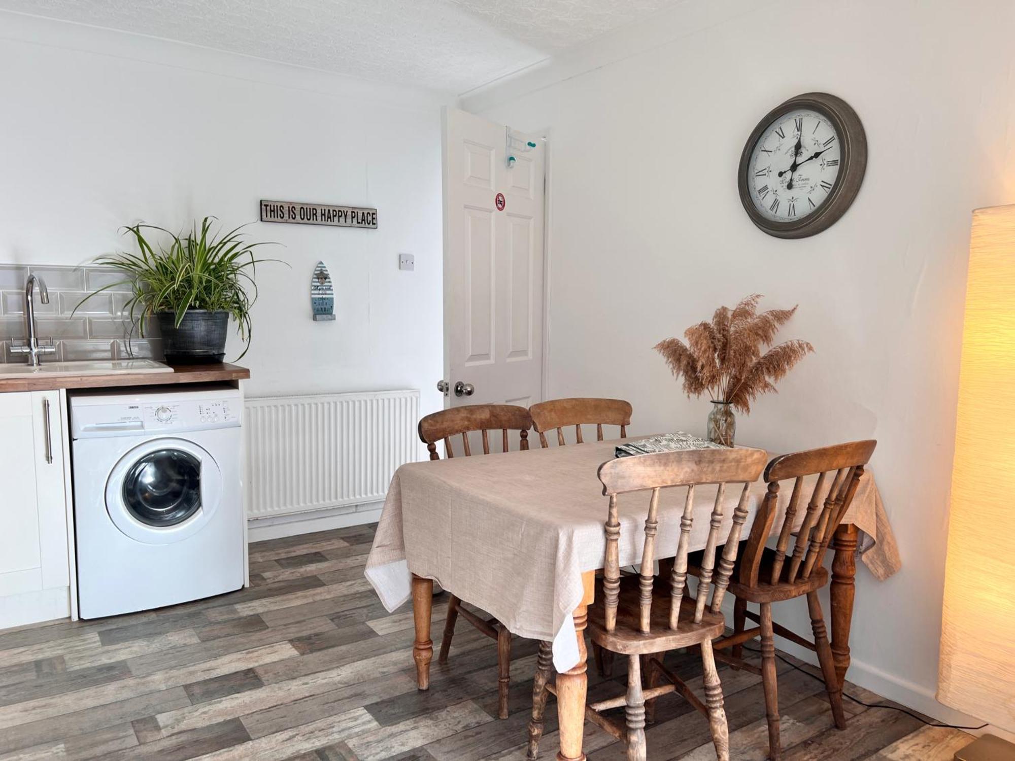'blue Sky' 2 Bedroom Enclosed Garden Parking Wifi Holiday home Pentraeth