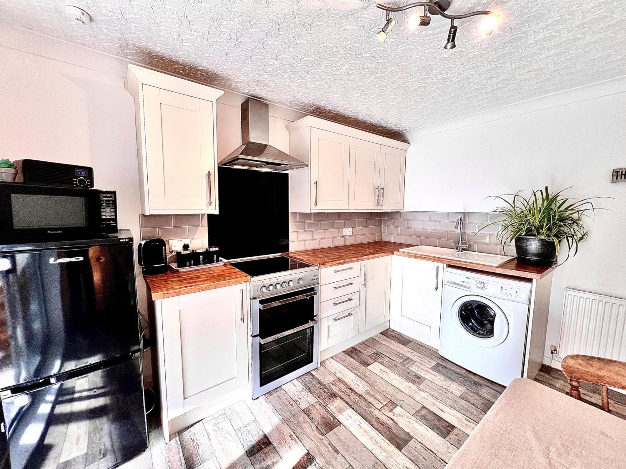 'blue Sky' 2 Bedroom Enclosed Garden Parking Wifi